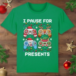 I Pause For Presents Green T-shirt
